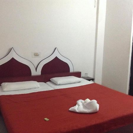 Hotel Safari Agra  Exteriör bild