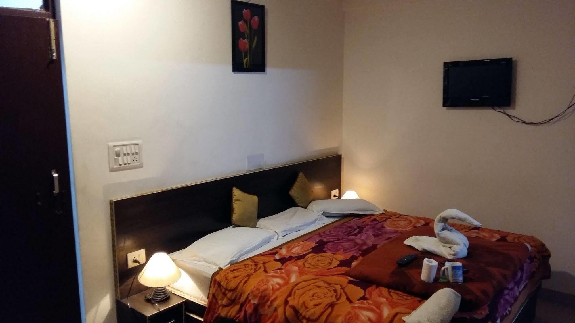 Hotel Safari Agra  Exteriör bild